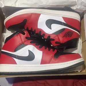 Jordan 1 Mid Chicago Toe.